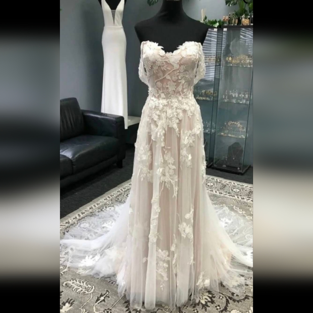 Exquisite Floral Lace Wedding Gown